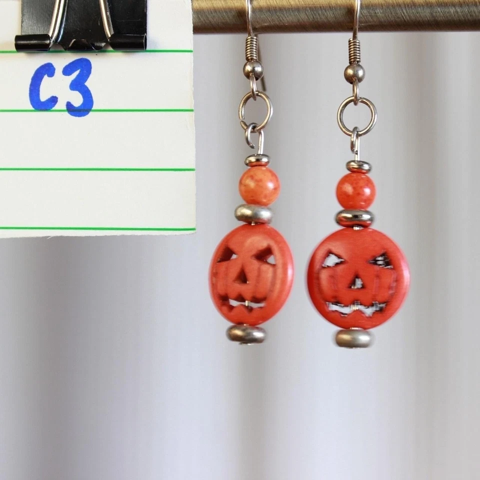 Pendientes colgantes con cuentas de piedra tallada Jack-o-lantern naranja hechos a mano Halloween Foto 3 de 3