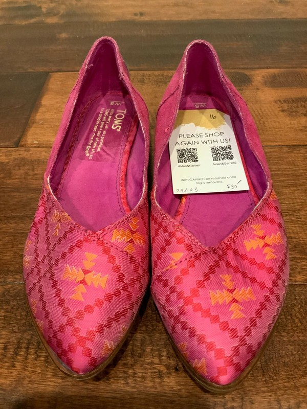 TOMS Pink Pointed Toe Flats Slip-Ons w/ Geometric Pattern, Size 5 (US)
