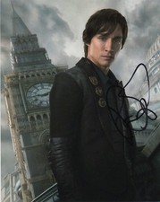 Robert Sheehan Mortal Engines Autographed Signed 8x10 Photo COA BD8