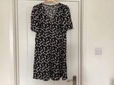 Black and white ladies dress size 12 papaya viscose knee length pre worn on good
