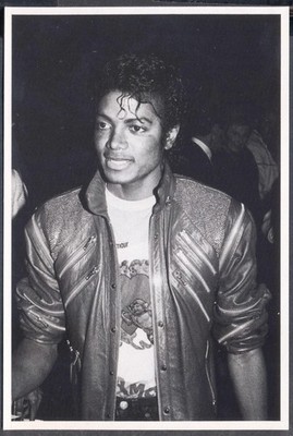 Moderne Postkarte: Sänger MICHAEL JACKSON in Lederjacke. Kostenloser Versand UK