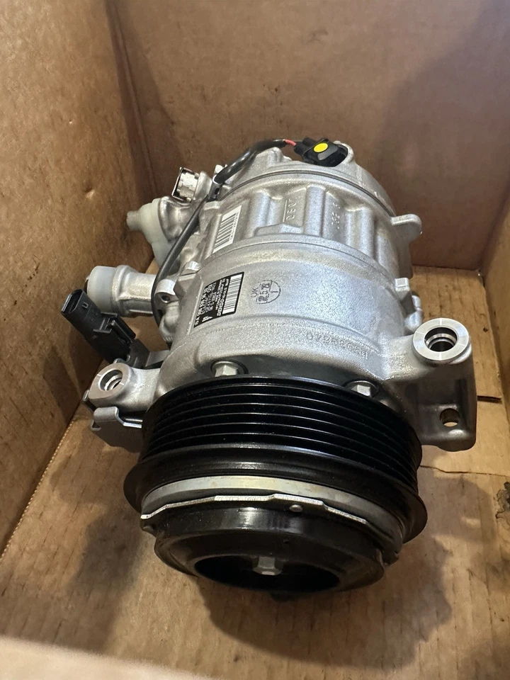 Compresor refrigerante A0008303002 OEM - Mercedes-Benz Foto 3 de 4