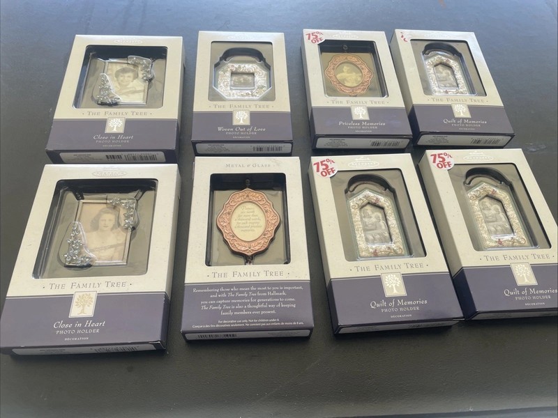 2003 HALLMARK THE FAMILY TREE “Keepsake” Photo Holder Ornament New Total 8