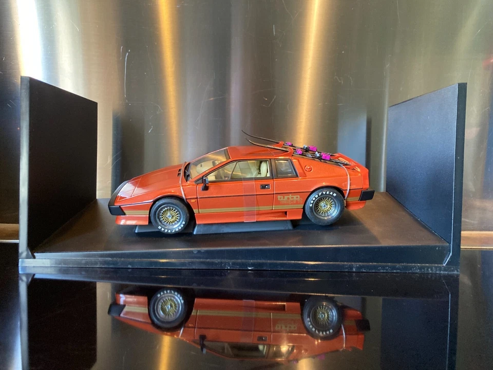 LOTUS ESPRIT TURBO JAMES BOND FOR YOUR EYES ONLY VERSION RT DRIVE 1/18 AUTOART - Photo 2/4
