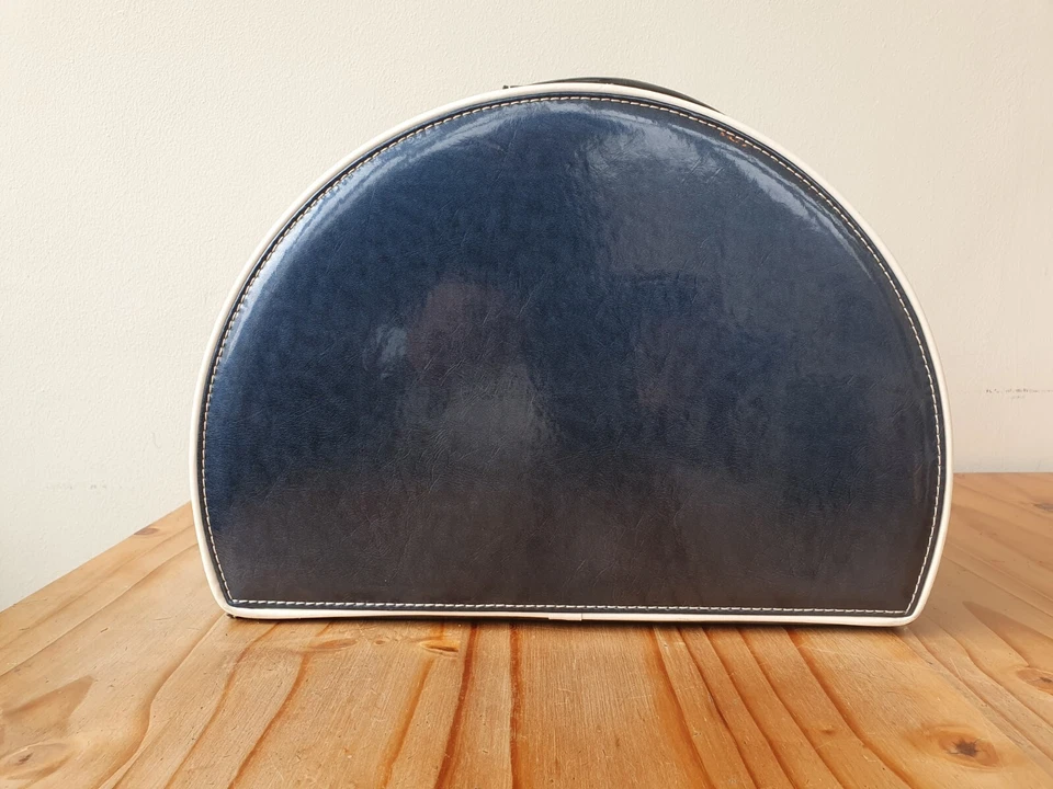 Impresionante Estuche Tren/Vanity Azul con Borde Blanco Estilo Años 50 Forma Medio Círculo En muy buena condición Foto 3 de 4