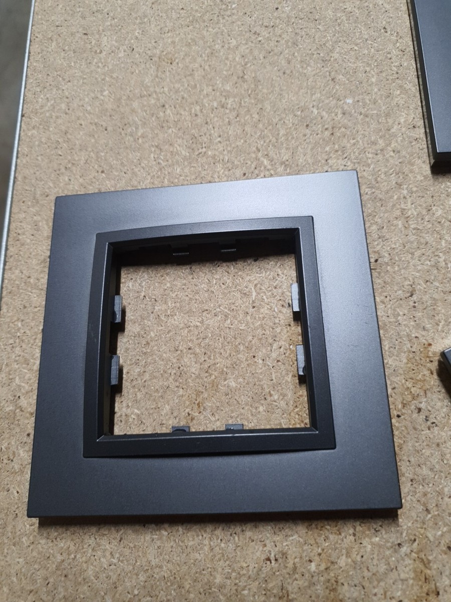Plaque épure CARBONE Hager Kallysta WKN821 - Pour Installation électrique - Sans Emballage