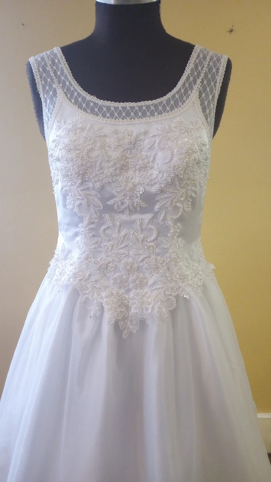 Vintage wedding dress Women size 12 White Beaded Top Ball Gown Veil Included - Image 4 of 4