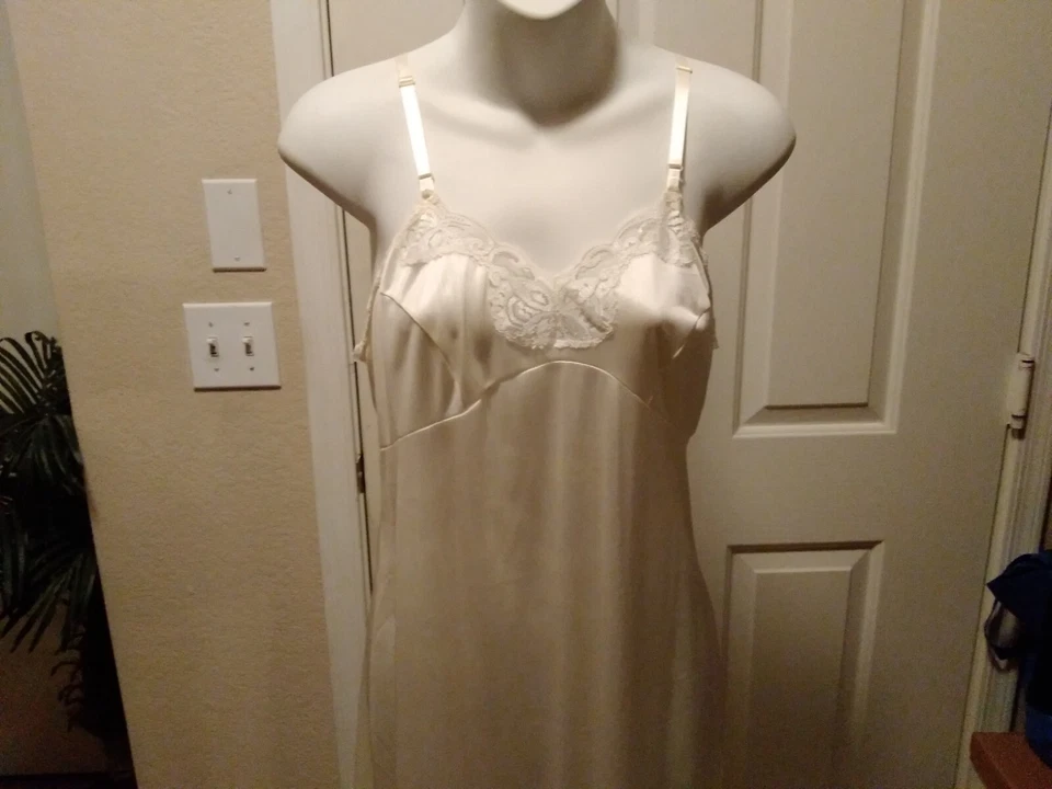 Full Slip ADONNA Vintage Ivory 3 Tier Lace Trim SZ 34 - Image 2 of 4