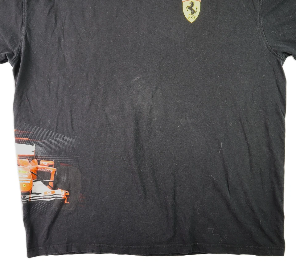 Camiseta De Colección Y2K EE. UU. XXL FERRARI Logo Coche de Carreras Envoltura Lateral Negra Cuello Redondo Foto 2 de 4