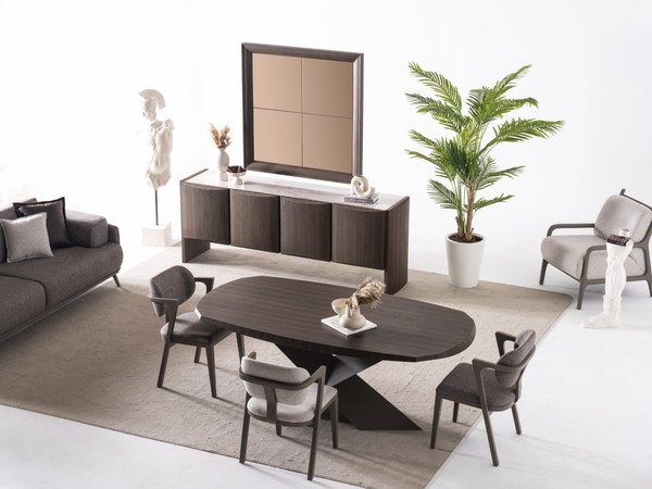 Elegantes Braunes Esszimmer Set Aus Holz Mit Esstisch, StüHlen-image