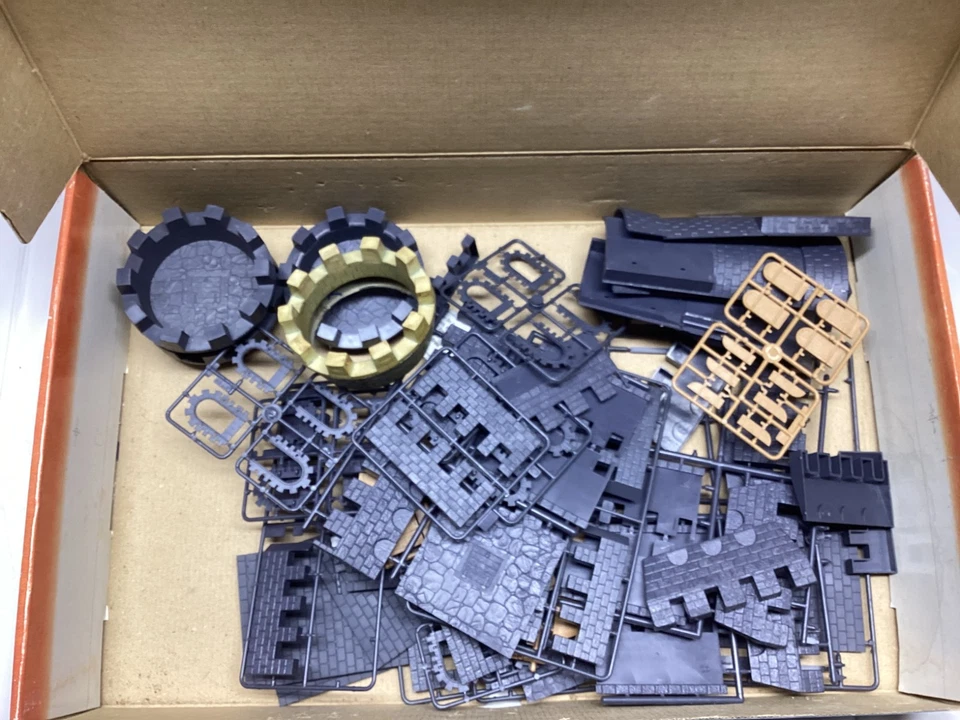 Castillo Medievil Modelo #8512 Escala 1/72 82 Piezas Contadas Para Piezas Foto 4 de 4