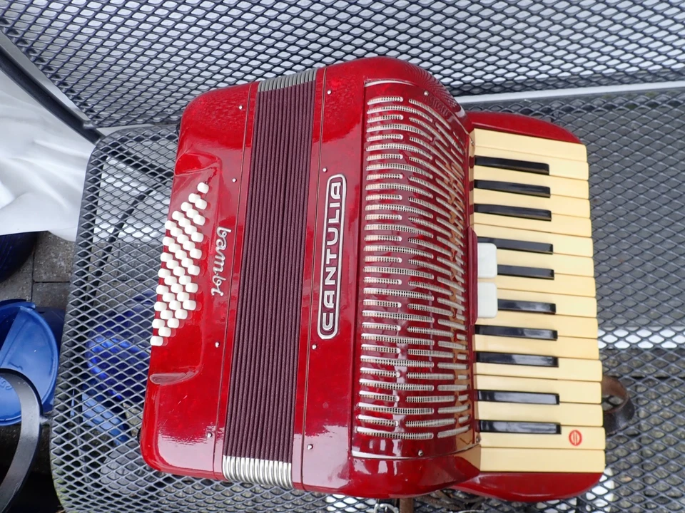 Tolles Akkordeon Cantulia Bambi Farbe rot incl. - original Koffer voll intakt - Bild 2 von 4