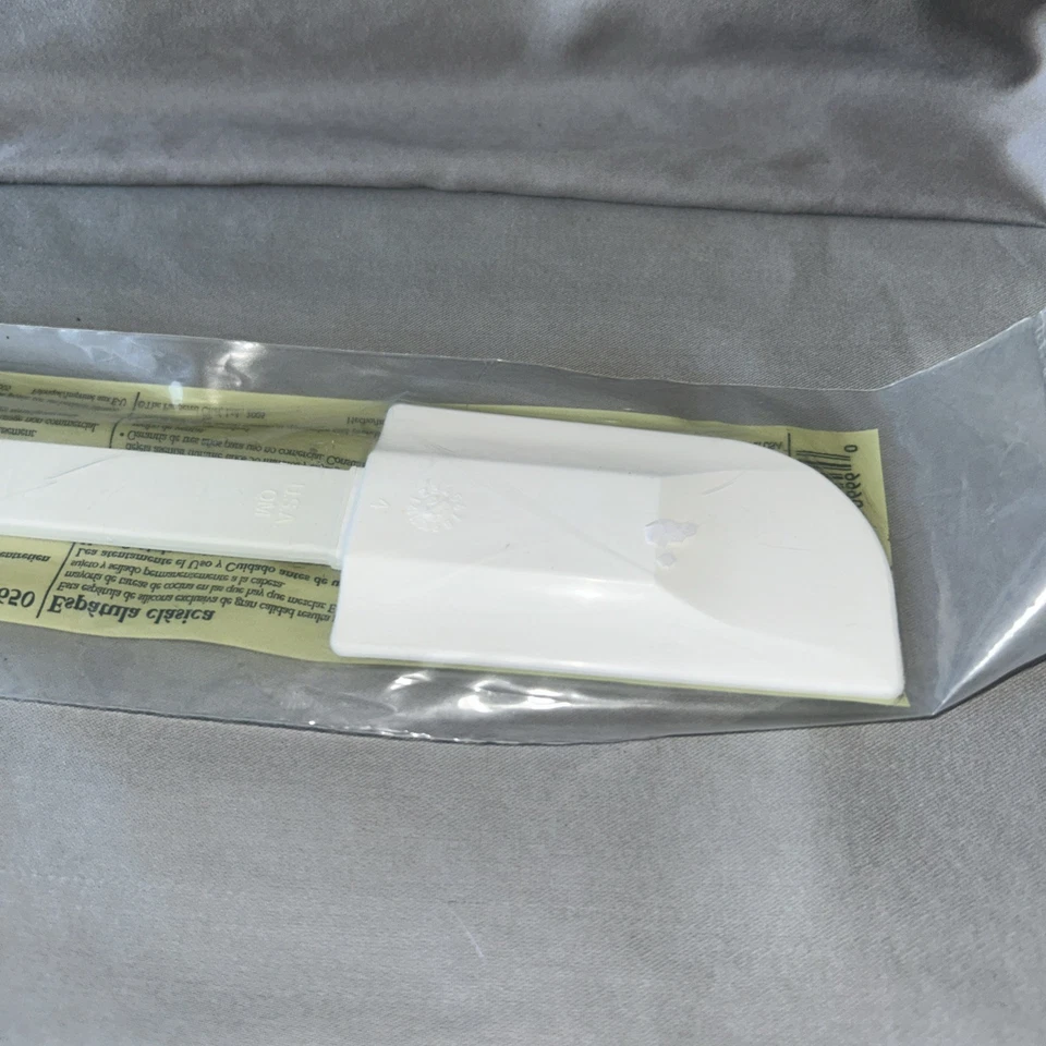 Pampered Chef Classic Scraper Spatula #1650 New in Package - Image 3 of 4