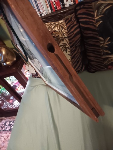 Volkskunst Gemälde von Rosen und einem Spitzendeckchen auf Glasfenster gerahmt, signiert. - Bild 10 von 16