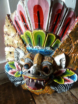 Vintage Mahalaka Wandbehang Maske aus Holz. Bemalt. mit metallischem Gold Overlay