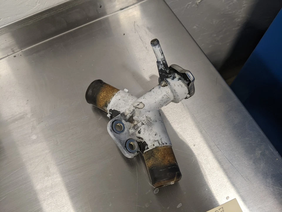 Entrada de refrigerante para Toyota Yaris 1.5 06-17 Foto 2 de 4