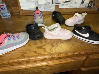 Lote de zapatos Nike para niños pequeños excelente estado y cocodrilos nuevos diferentes tamaños