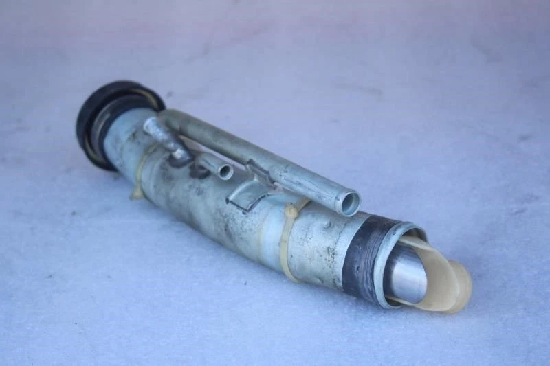 1985 1986 1987 1988 PORSCHE 944 FUEL FILLER NECK PIPE WITH GAS CAP (FROM 01/85) Foto 2 de 4