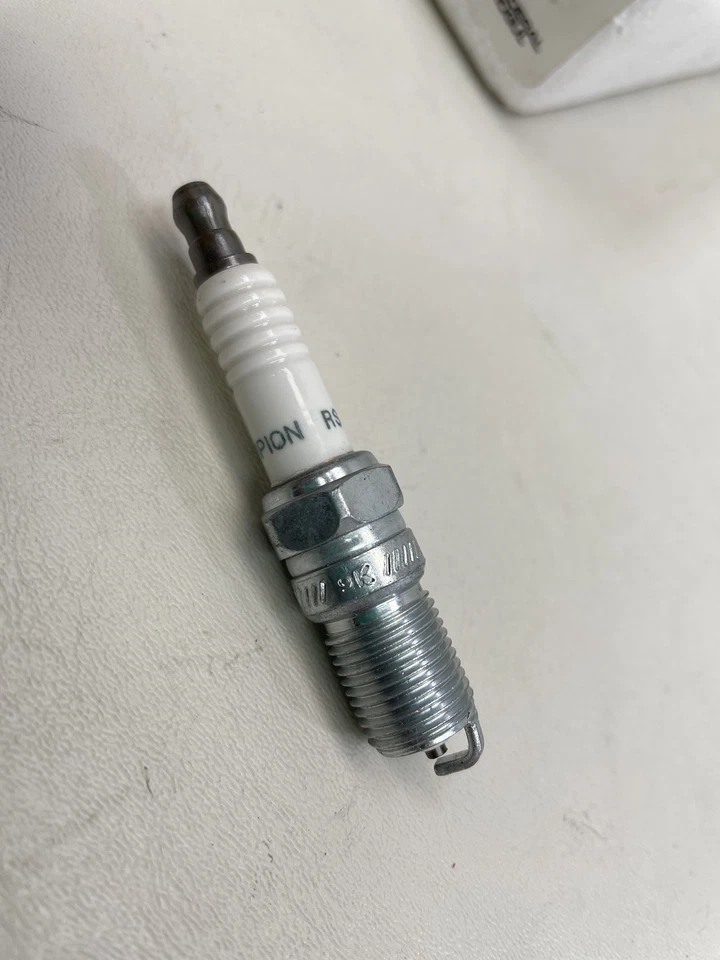 CHAMPION 401S / 71116 COPPER PLUS SPARK PLUG SET OF (24) AUTOMOTIVE / TRUCK - Image 3 of 4