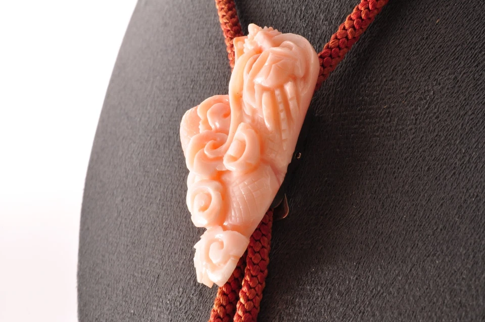 Certificación, Corbata Bolo Coral Piel Ángel Antigua, Estuche Tallado "Dragón" (89.5ct). Foto 4 de 4