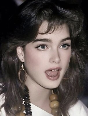  BROOKE SHIELDS  Legendary Actress Model Star Celebrity 8X10 Glossy  STUNNING! 