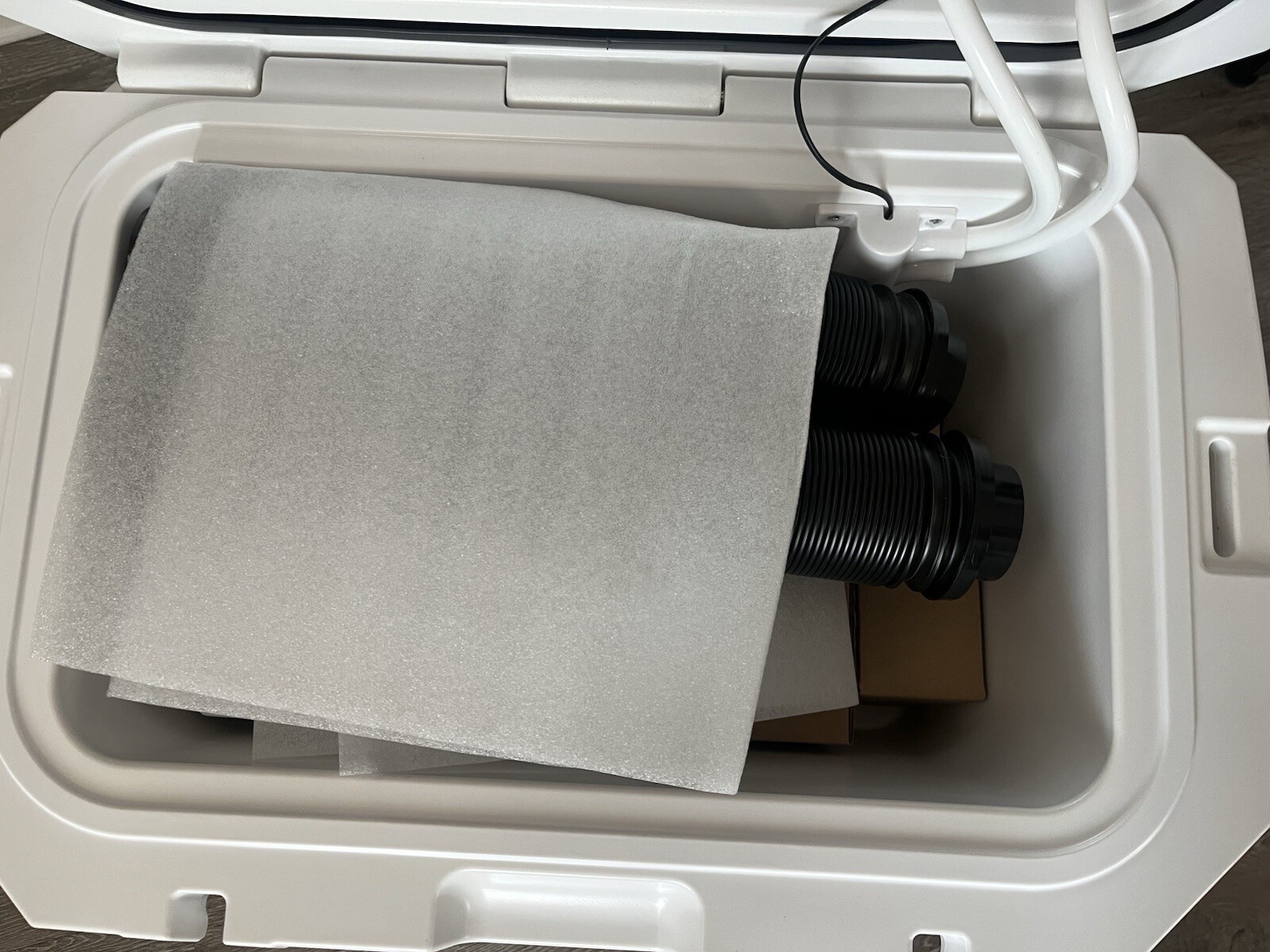 IcyBreeze Ultimate Air Conditioner/Cooler (White) Brand New ( Original Seal )