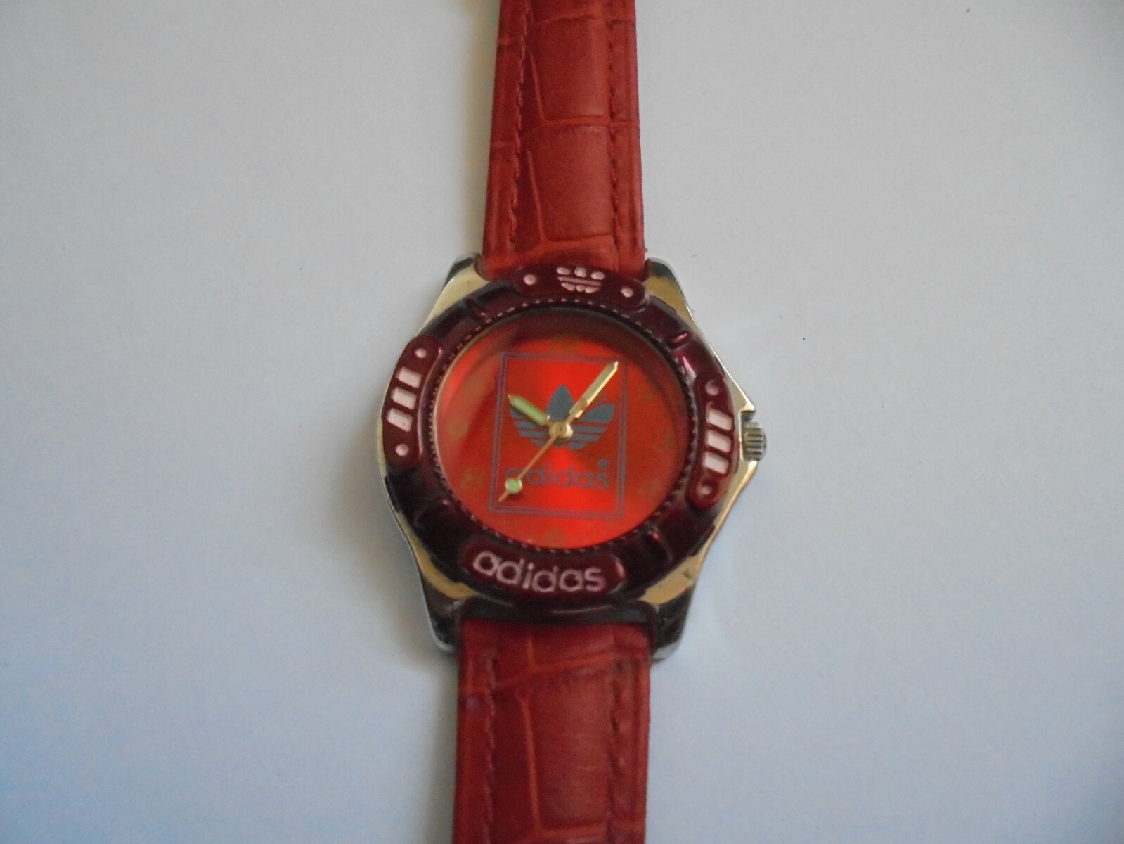 Montre Adidas en cuir de veau véritable rouge boîtier 42mm finitions luxe