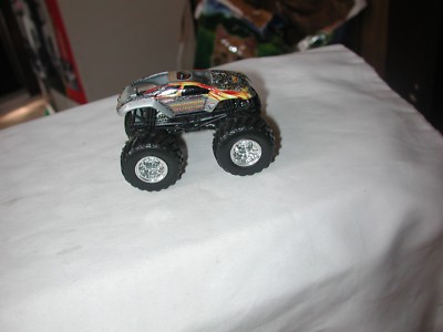 MAXIMUM DESTRUCTION PLASTIC BASE MONSTER JAM TRUCKS HOT WHEELS