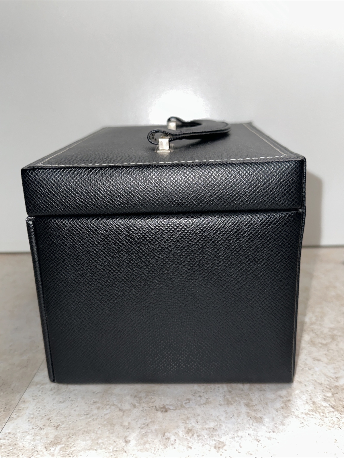 Vintage Chow Sang Sang (周生生) Luxury Jewelry Box Leather with Mirror & Lock