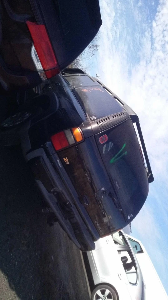 Depósito de líquido de lavadora usado se adapta a: Chevrolet Suburban 1500 2004 con opción de limpiaparabrisas trasero Foto 4 de 4