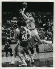 1976 Press Photo Houston Rockets basketball player in action - hps13731