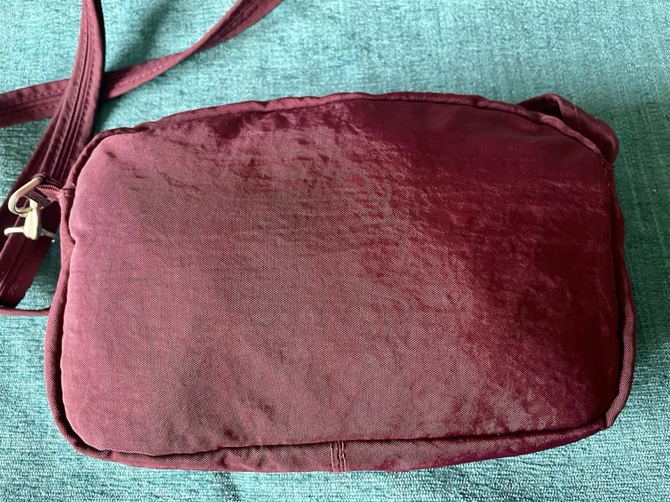 Bandolera Travelon Acolchada Vino Púrpura con Bordado Floral - Antirrobo   Foto 3 de 4