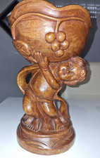 Drewniana miska chłopiec nosi miskę z winogronami - miska figurek Amor - statuetka