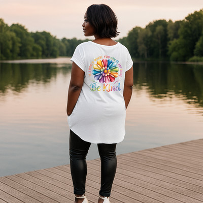 Long Be Kind T-Shirt mit getauchtem Saum und Seitentaschen