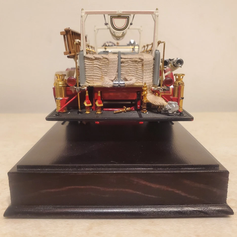 Camión de bomberos bomba rotativa Mack AC 1926 sin caja (con soporte, un poco polvoriento)  Foto 4 de 4