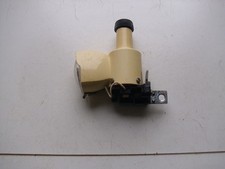 Alter Dynamo/Fahrraddynamo links mit Fahrradlampe für Oldtimer Fahrrad