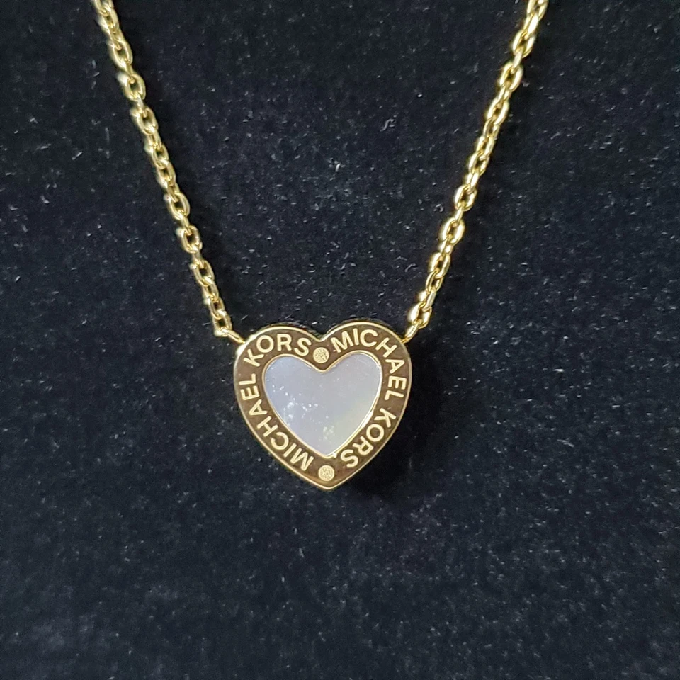 Conjunto de collar y aretes Michael Kors madreperla corazón tono dorado Foto 3 de 4