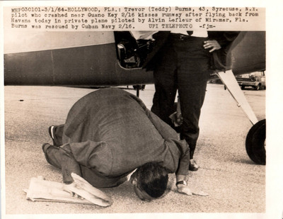 TREVOR TEDDY BURNS 1964 HOLLYWOOD FLORIDA PILOT CRASHED GUANO ORIG PHOTO MA17