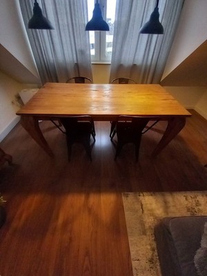 Es ist ein es Zimmer Tisch aus harten Maßiwen Dunkeln Holz bearbeitet. 