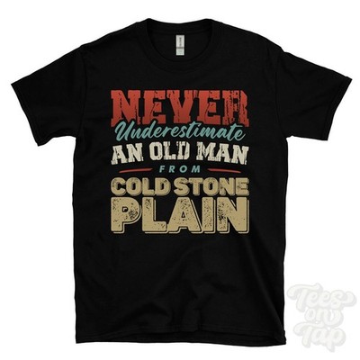 NIEMALS UNTERSCHÄTZEN SIE EINEN ALTEN MANN AUS COLD STONE SCHLICHTES T-SHIRT lustiges Weihnachtsgeschenk