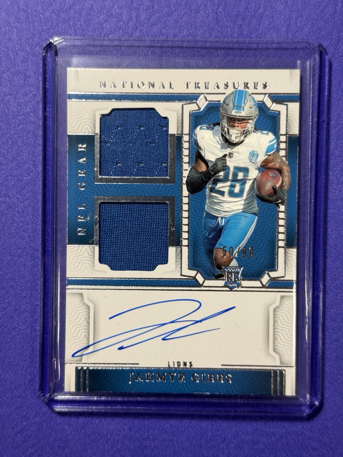 Jahmyr Gibbs Panini National Treasures Rookie NFL Gear Signatures Combos #JGS Base