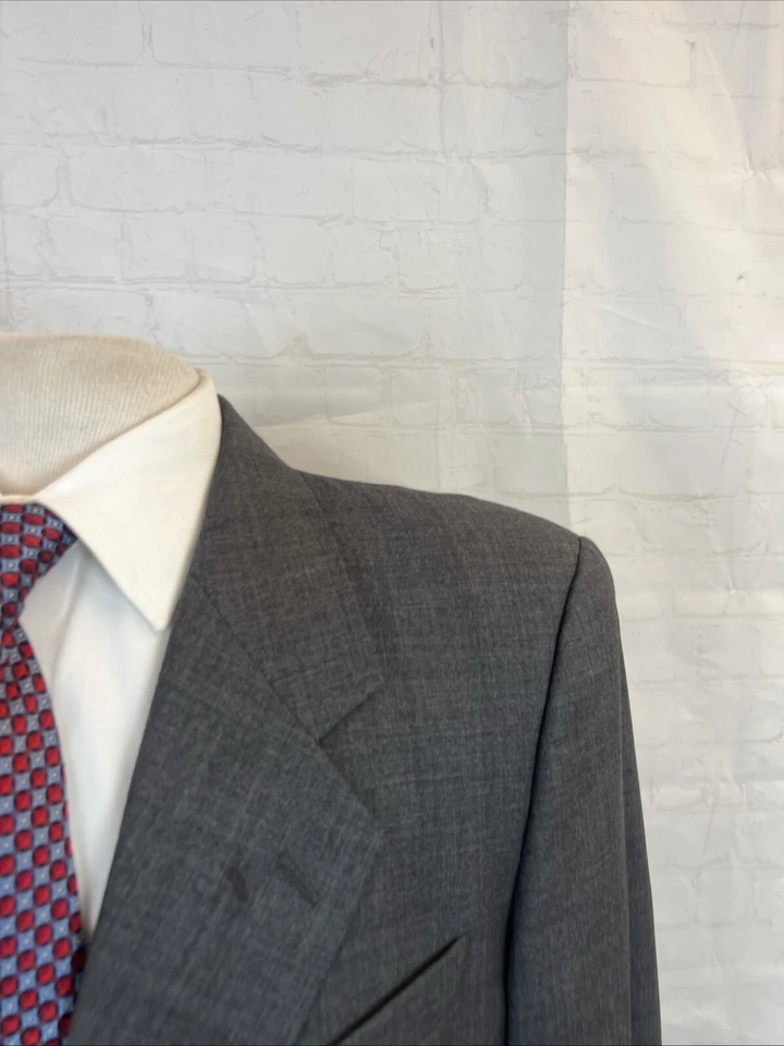 Traje liso gris Valentino para hombre 44L 40X30 $4,895 Foto 2 de 4