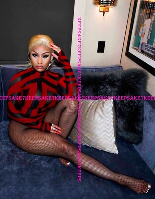 SINGER SONGWRITER NICKI MINAJ LEGGY BAREFOOT 5x7* PHOTO BA-NM1