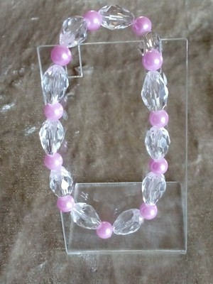 Handgefertigtes Armband mit klaren facettierten Glasperlen und Kunstperlen 