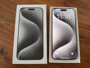 Apple iPhone 15 Pro Max - 512GB - Titan Weiß - 82% Akkukapazität  + Zubehörpaket