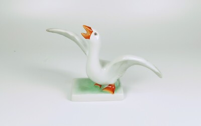 HEREND, WHITE GOOSE BIRD WIH OPEN WINGS, HANDPAINTED PORCELAIN FIGURINE (B170)