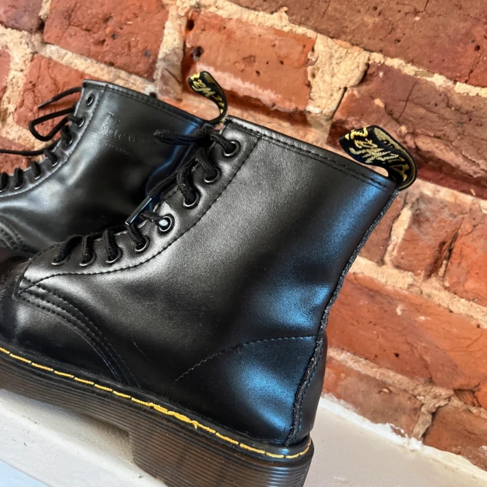 Vintage Dr Marten Black Leather Men’s Lace Up Boots | UK Size 6 image 2