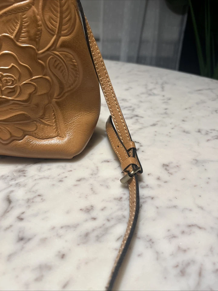 "Bolso Bandolera Patricia Nash Cuero Kisslock 10""x10"" Usado en Excelente Condición" Foto 4 de 4