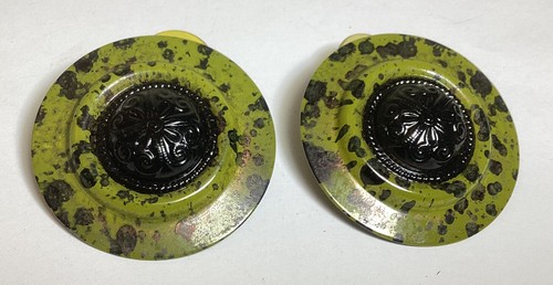 AWESOME RETRO PAIR OF SPECKLED MILITARY GREEN & BLACK ROUND PIERCED EARRINGS - Afbeelding 1 van 6