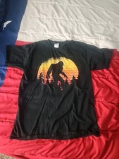 Retro Bigfoot Believer Silhouette Sasquatch Hide And Seek T-Shirt Size M